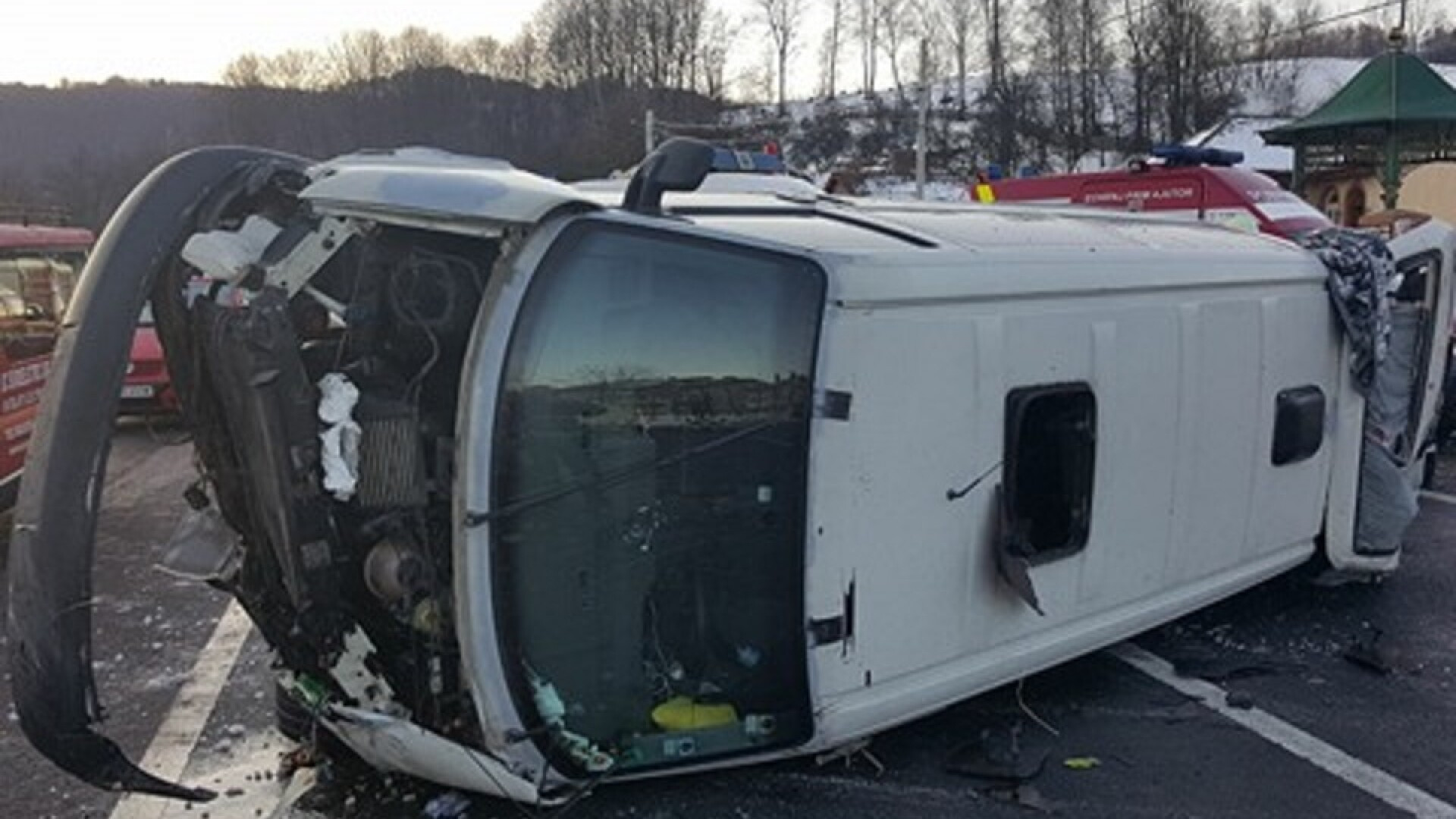 Un microbuz plin cu pasageri s-a răsturnat pe DN 66. În maşină erau şi copii