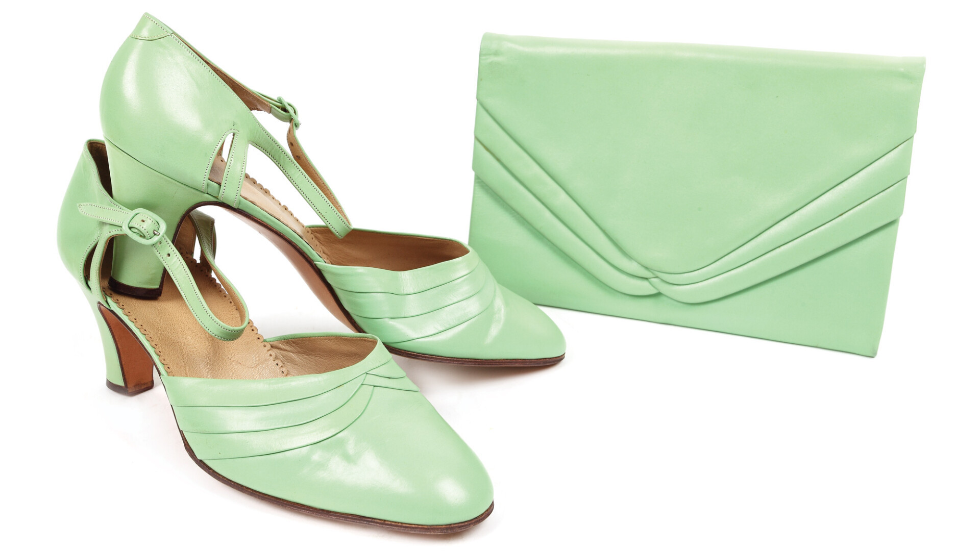 Costumul lui Nicolae Ceauşescu şi o ţinută a Elenei, vândute la licitaţie