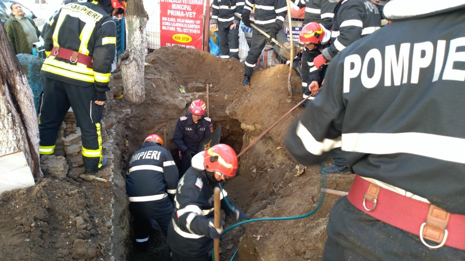 Operațiune de salvare în București: muncitor prins sub o placă de beton