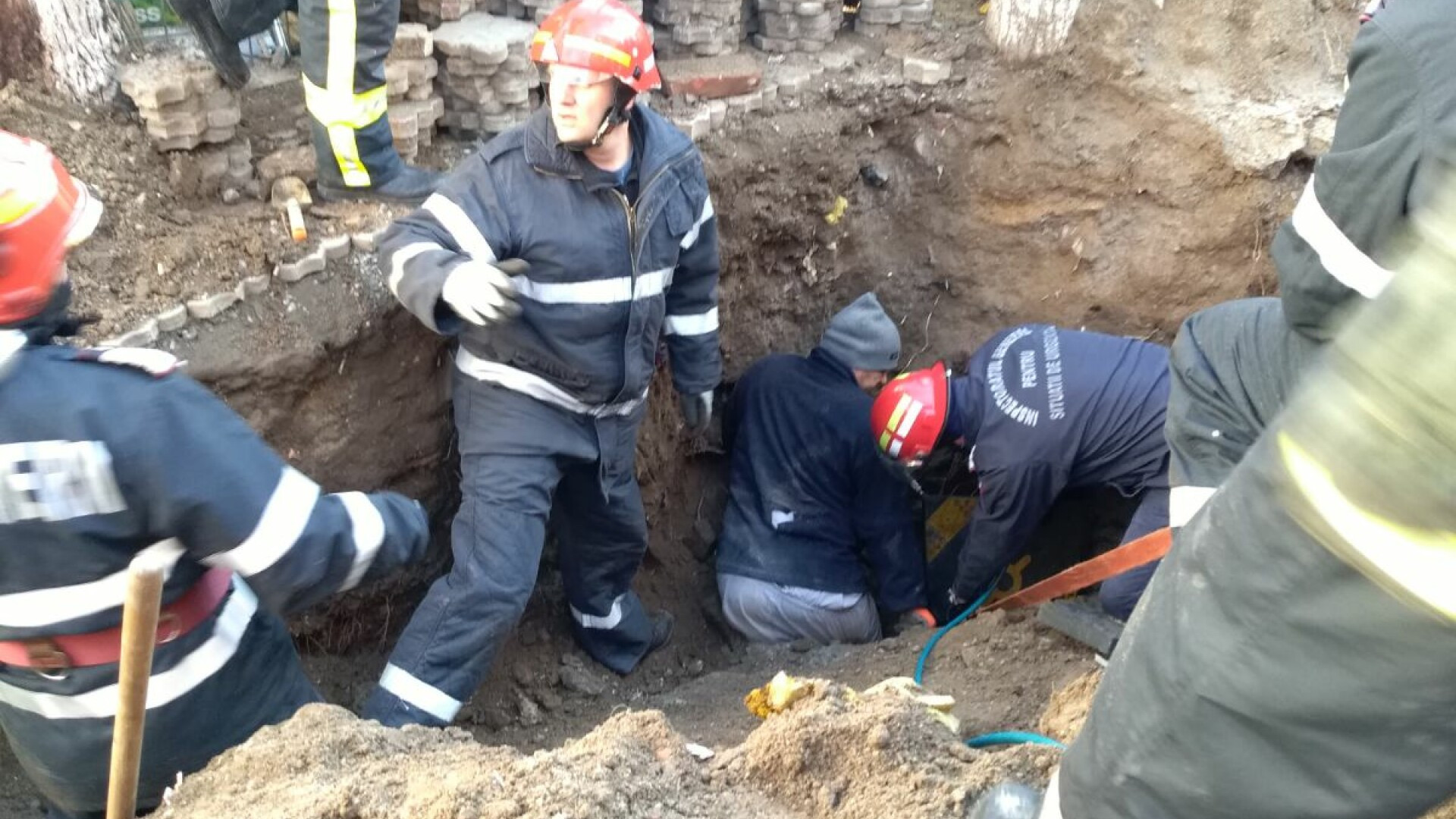 muncitor prins sub placa de beton