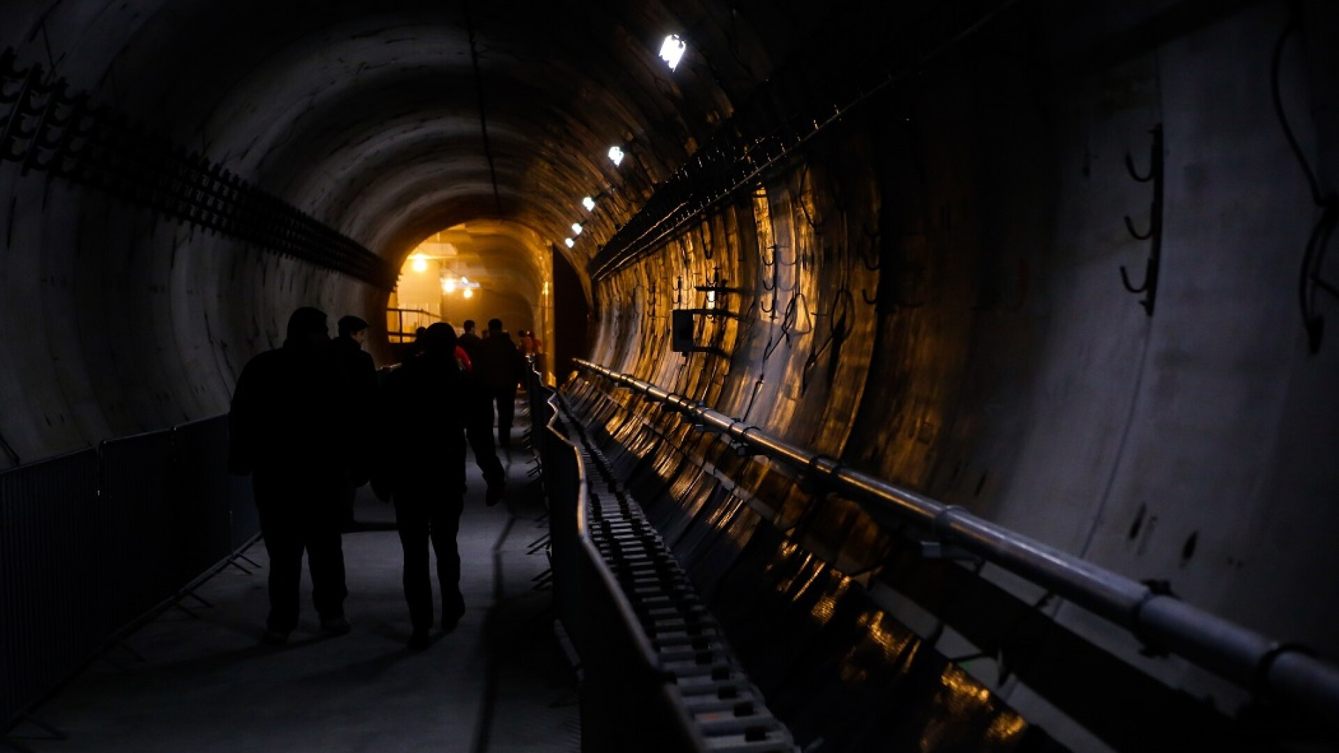 Imagine din tunelul care leagă staţiile de metrou Favorit şi Drumul taberei 34