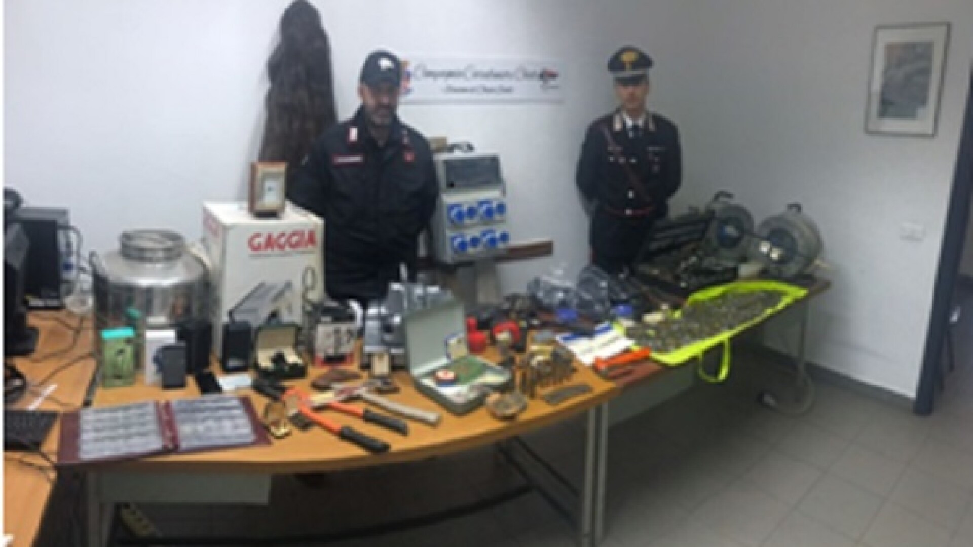 Trei români, arestaţi în Italia după ce i-au dat de gol feţele de pernă. Ce pradă acumulaseră