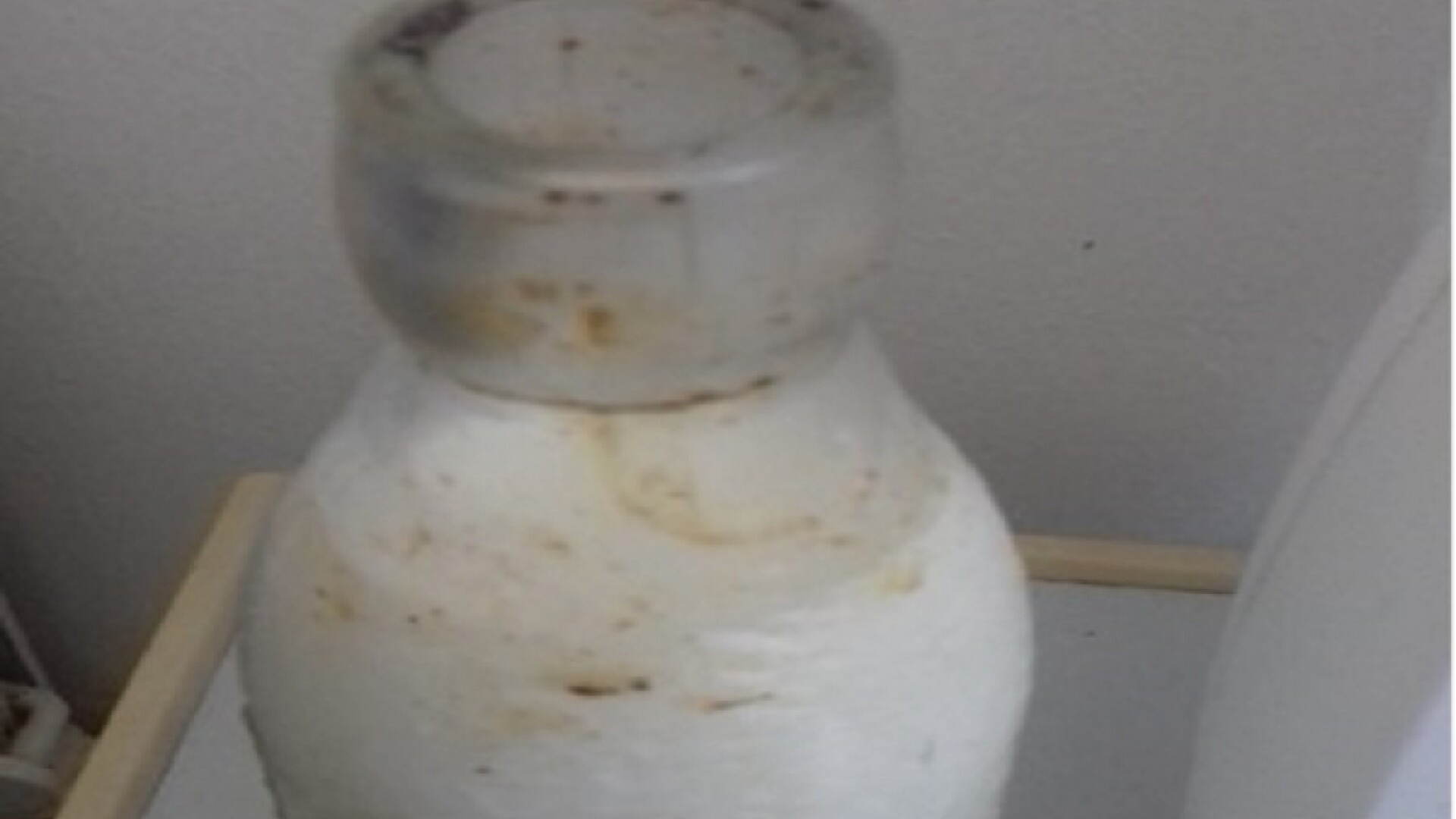 Sticlă de lapte plină de mizerie, dată unui copil la spitalul din Lugoj