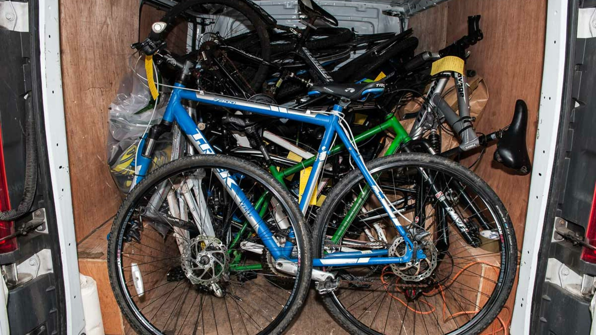 Hoți români prinși cu ajutorul unui GPS pe care l-au furat fără să știe din Austria