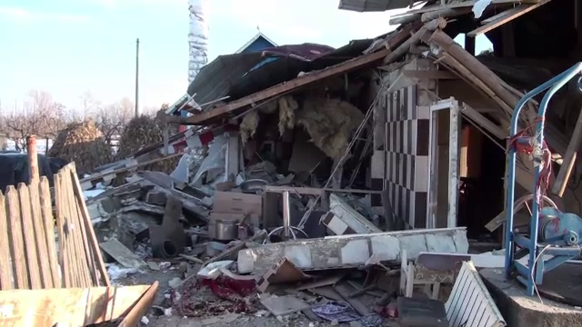 Explozie puternică la o locuință din Suceava. Proprietara, grav rănită și trei case vecine avariate