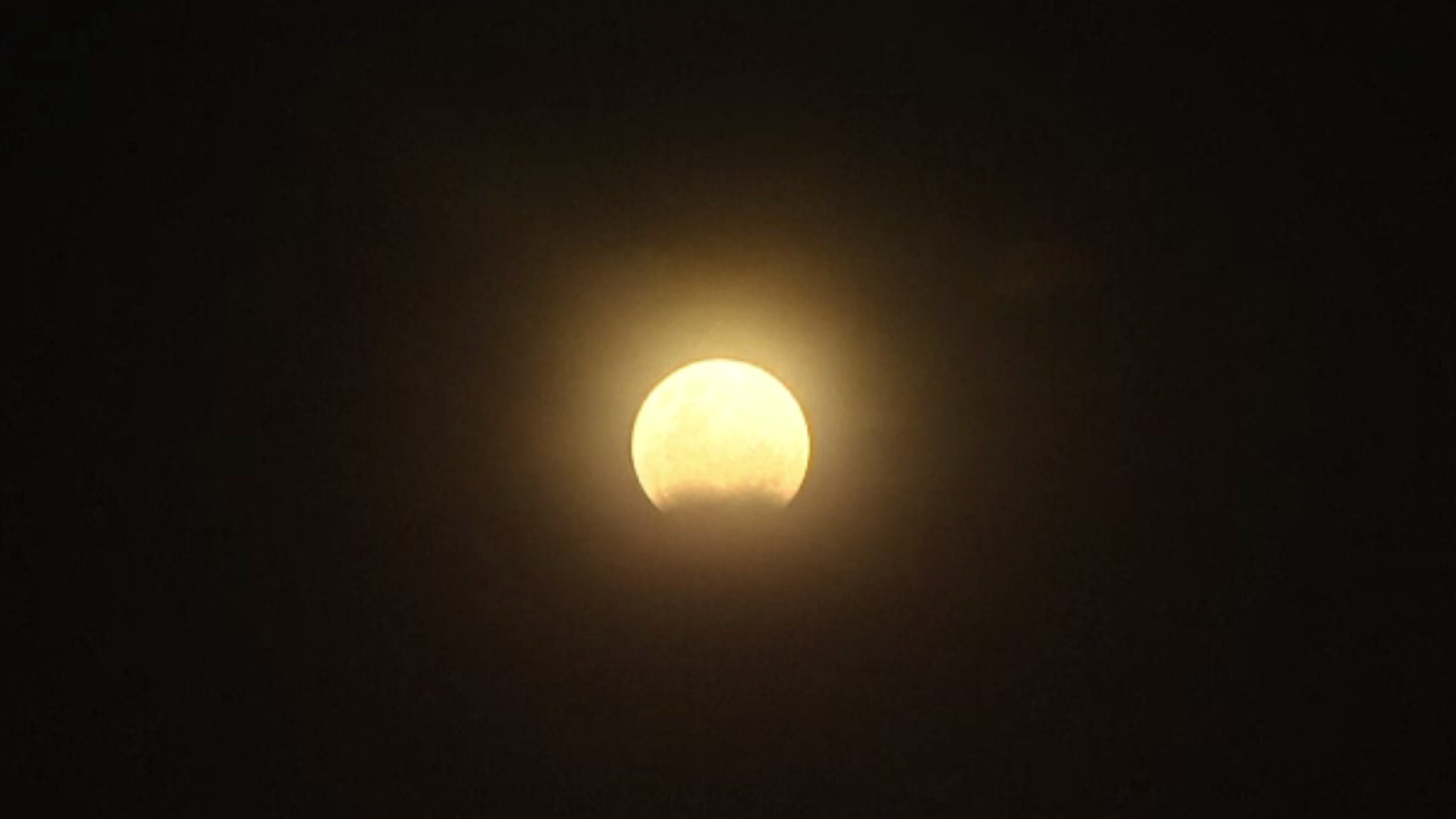 Luna a oferit un spectacol ceresc deosebit. Trei fenomene diferite s-au produs simultan