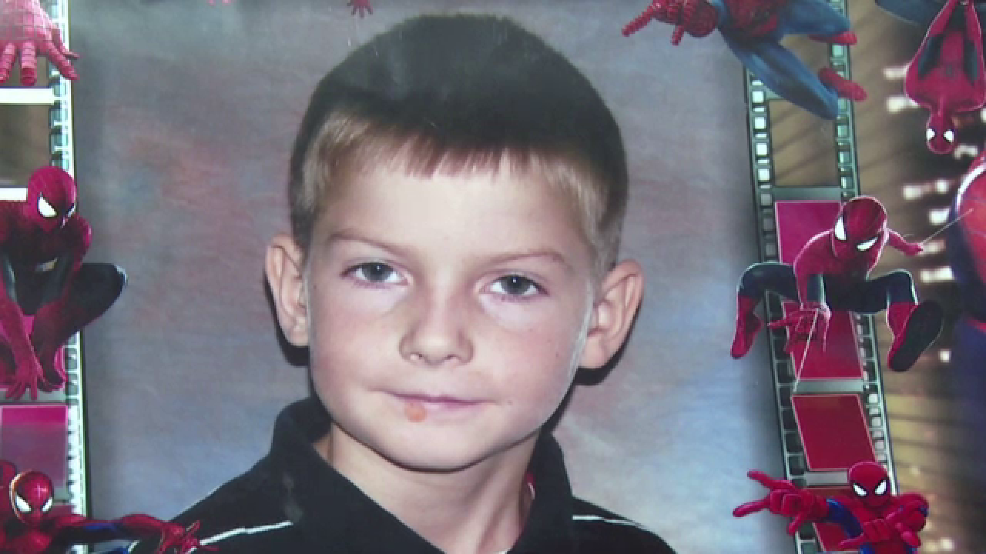 Băiat de 10 ani, victima unui accident rutier, trimis acasă de medici, deşi este în comă. Drama părinţilor lui Alex