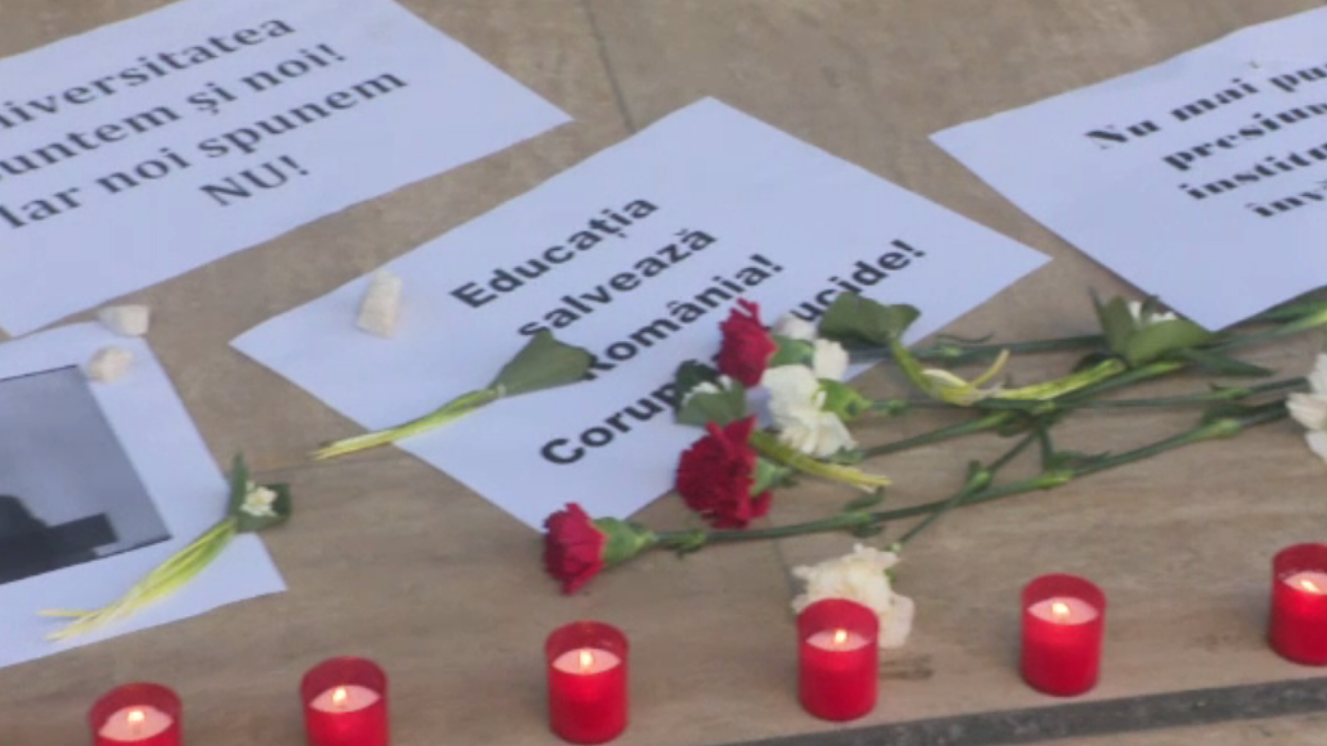 Lumânări și flori în memoria limbii române. Studenți și profesori, ironici la adresa noului ministru al Educației