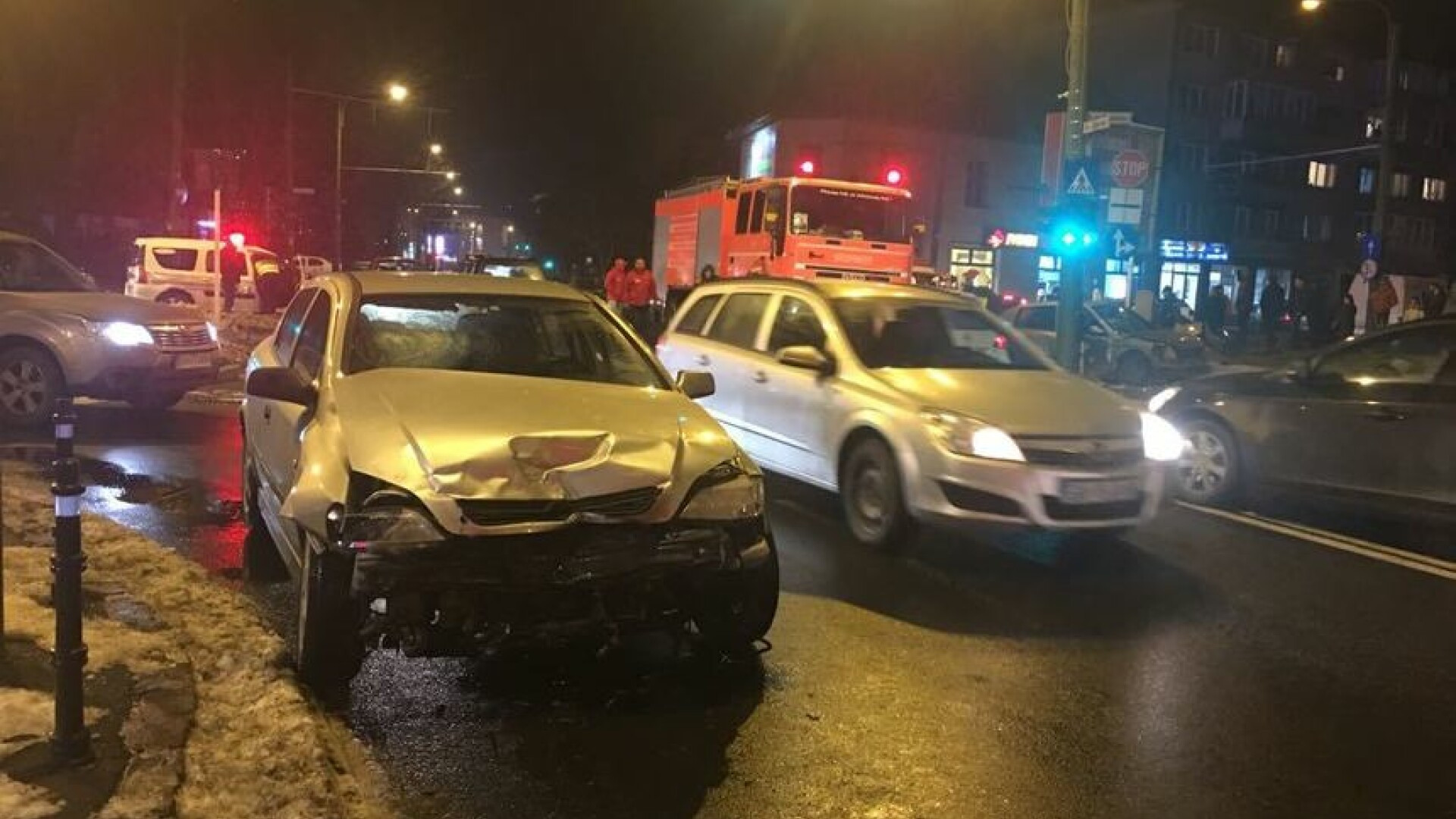 Şase răniți după impactul dintre două mașini, în Brașov. Un autoturism a fost proiectat în 2 pietoni