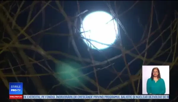 Oamenii au ieșit din case, miercuri seara, ca să vadă luna sângerie