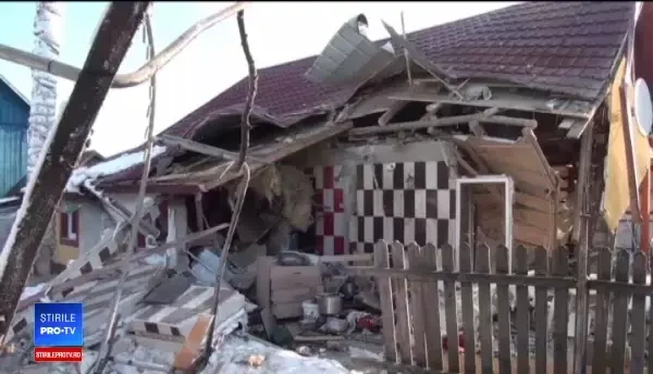 Explozie puternică la o locuință din Suceava. Proprietara, grav rănită și trei case vecine avariate