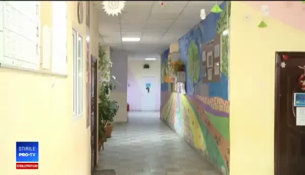 Elev bătut cu sălbăticie de tatăl unui coleg, după ce profesorul ieşise din clasă