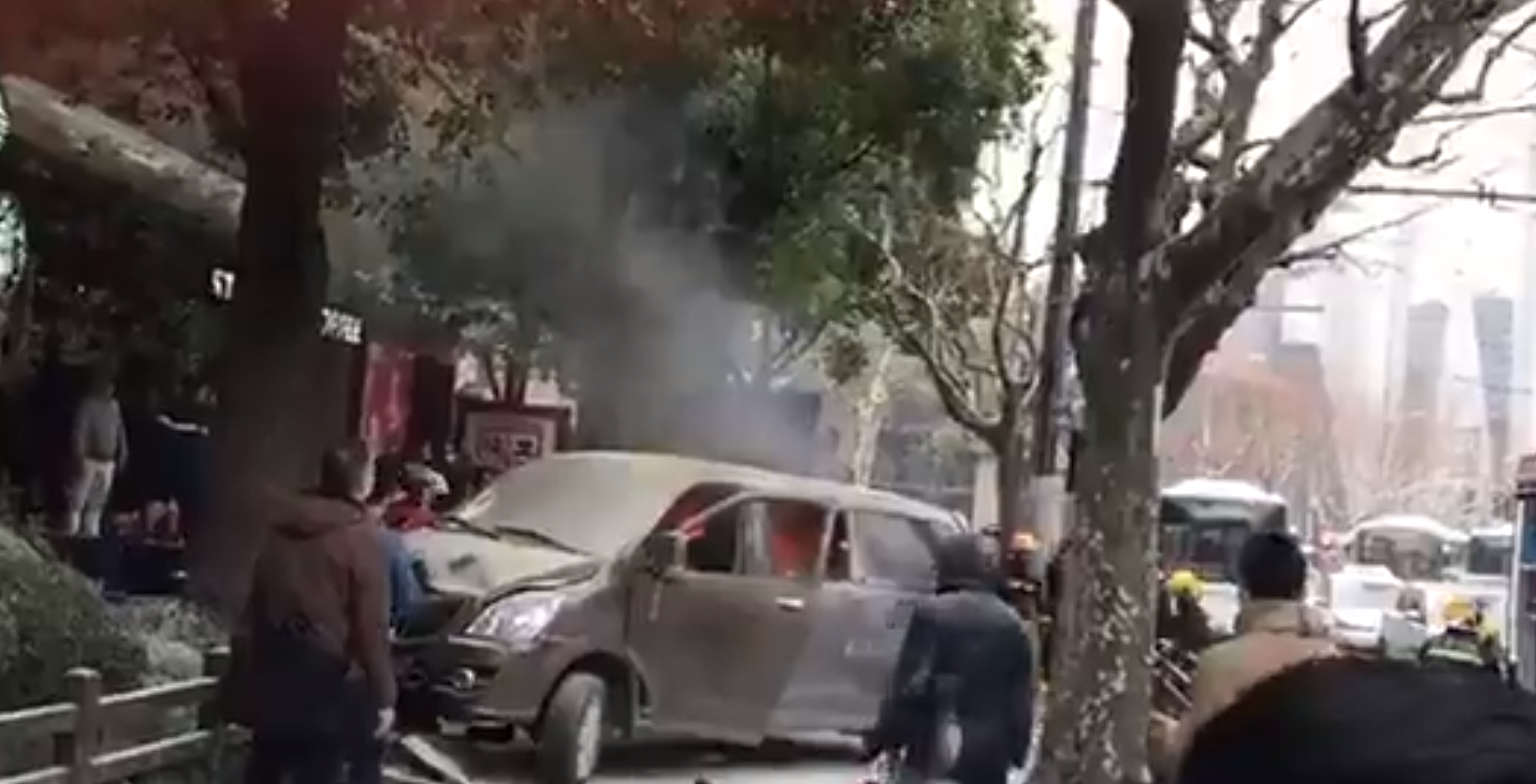 Un șofer a intrat cu maşina în pietoni, în Shanghai. Sunt cel puţin 18 răniți