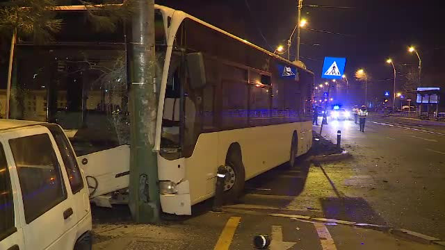 Un autobuz RATB a intrat într-un stâlp, şoferul şi pasagerii au ajuns la spital
