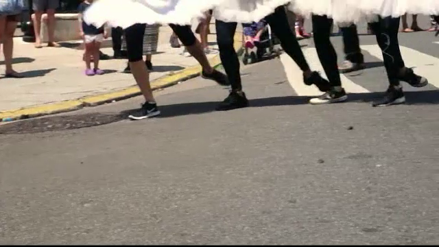 Zeci de balerine au protestat în pași de dans, în Buenos Aires