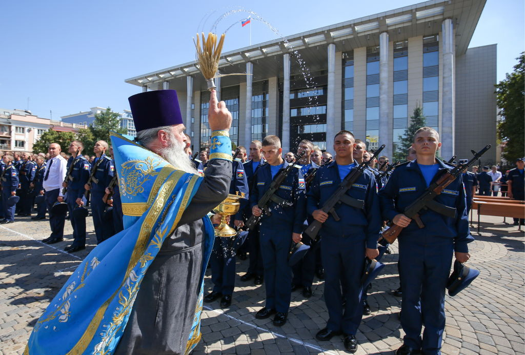 Preoţi din Rusia, antrenaţi pentru război. "Ce te faci dacă nu ştiu să conducă blindate?"