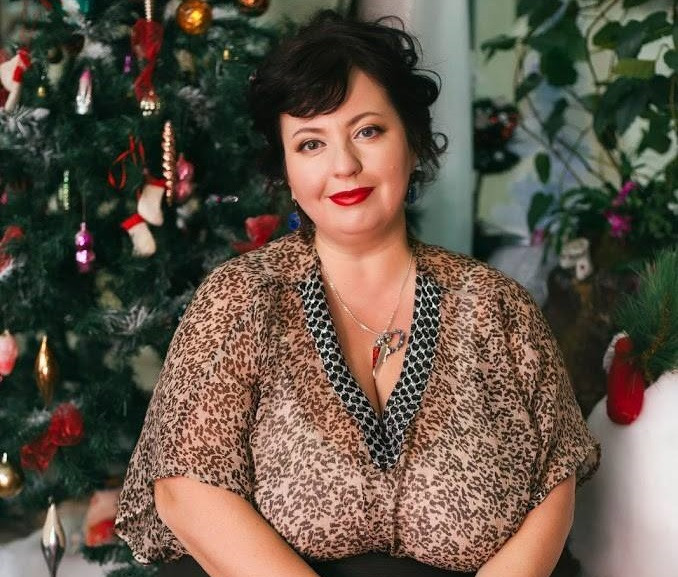 Nu-şi putea lua valiza în avion, aşa că a îngropat-o în pădure. Prietena ei a gonit ursul ca s-o recupereze