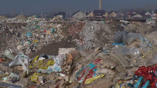 Groapă de gunoi ilegală lângă Ploiești. Firmele și oamenii aruncă aici toate deșeurile