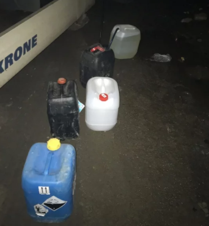 Doi bărbați din Prahova, surprinși în timp ce goleau rezervorul unui TIR. VIDEO