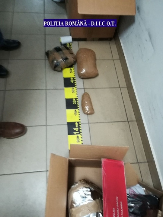 Bărbați din Vrancea, reținuți de DIICOT, după ce au ridicat de la curier un colet cu droguri. FOTO
