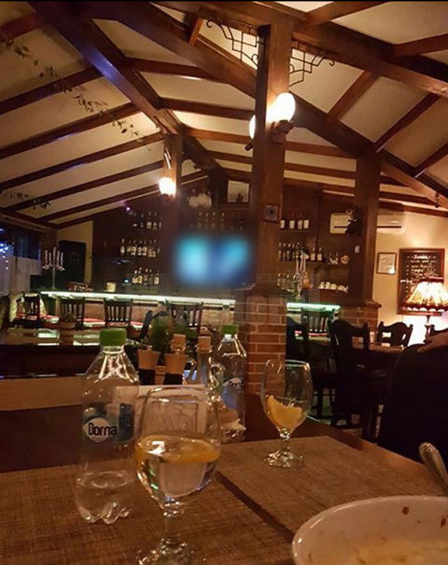 Filme pentru adulți, la masa de prânz, într-un restaurant din orașul Siret: ”Erau și copii”