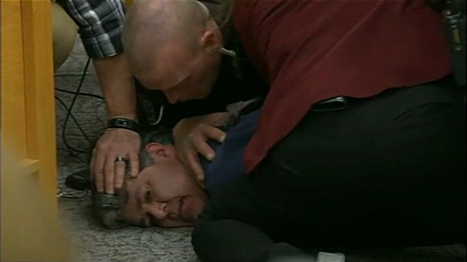 Momentul în care un tată sare să-l bată la tribunal pe Larry Nassar. I-a abuzat cele 3 fete