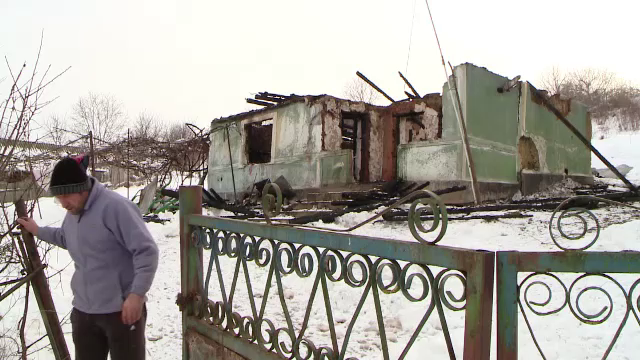 O familie din Iași a rămas pe drumuri, după ce o rudă ar fi incendiat casa