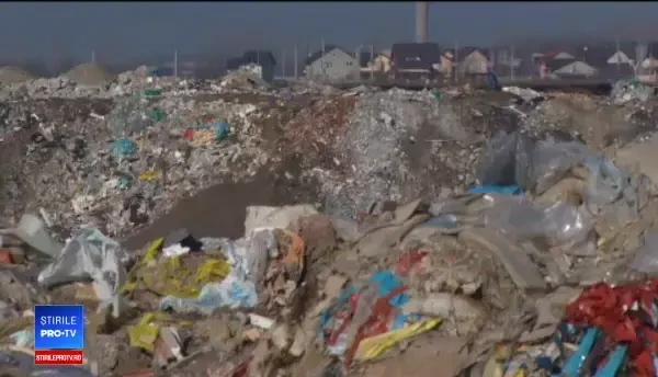 Groapă de gunoi ilegală lângă Ploiești. Firmele și oamenii aruncă aici toate deșeurile