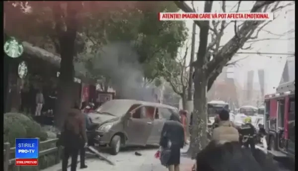 Un șofer a intrat cu maşina în pietoni, în Shanghai. Sunt cel puţin 18 răniți
