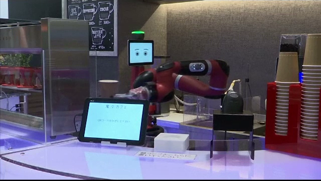 Robotul care face cafea, în barurile din Tokyo. ”Reducem costurile”