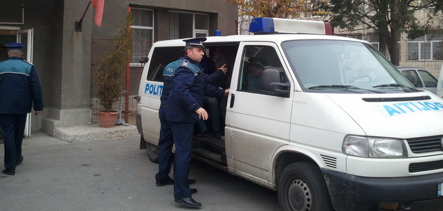 Un bărbat a venit la poliţie, în Braşov, ca să anunţe că şi-a ucis soţia şi copiii