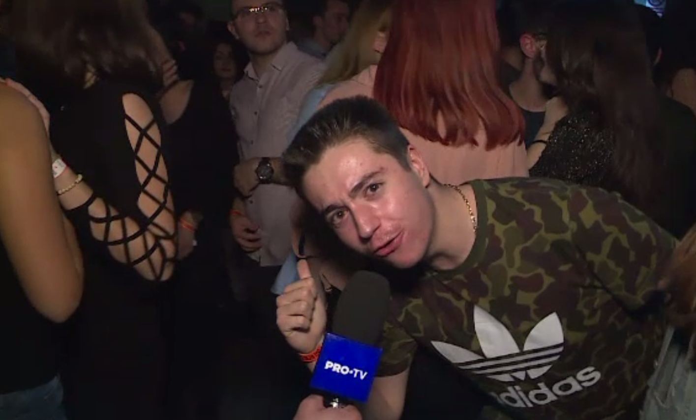 Sătui de examene, studenții au luat o pauză pentru distracție. ”Îl salut pe profu' de fizică”