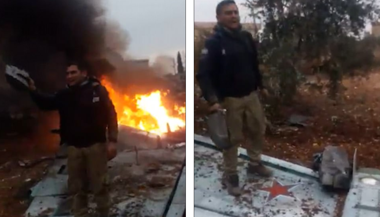 Primele imagini cu avionul rusesc doborât în Siria. Rebelii s-au filmat lângă cadavrul pilotului
