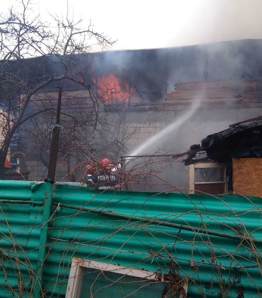 Incendiu la două case din Sectorul 5 al Capitalei. Posibilitate de propagare a flăcărilor