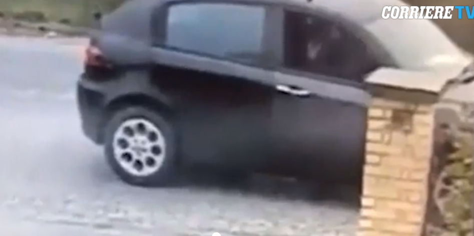 Momentul în care italianul deschide focul de armă asupra imigranților din Macerata