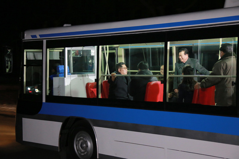 Kim Jong-un și soția lui, Ri Sol-ju, s-au plimbat noaptea prin Phenian cu un troleibuz. FOTO