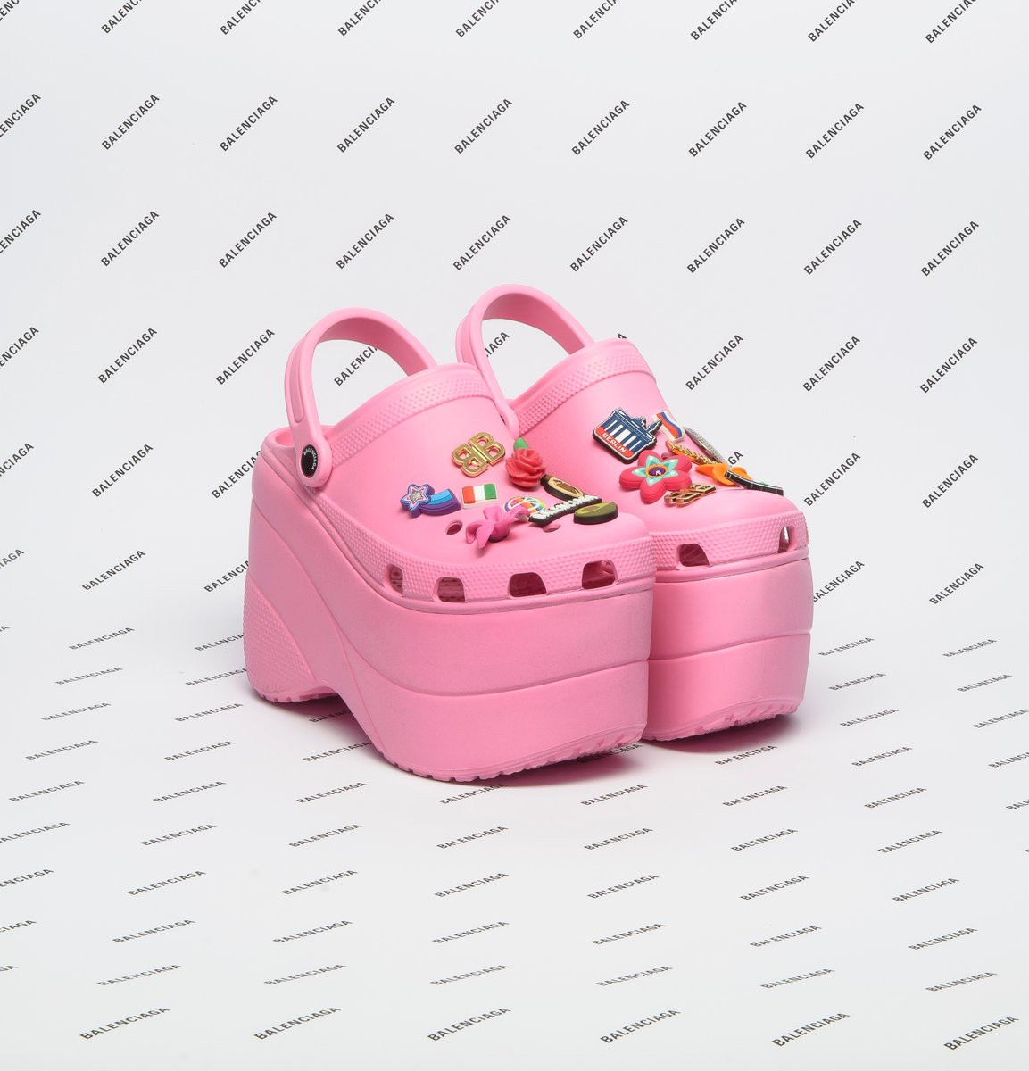 Saboții model Crocs, vânduți de Balenciaga la un preț de lux. Brandul a fost ridiculizat