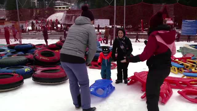 Stațiunile de la munte sunt din nou pline de turiști. Oferte speciale la cazare