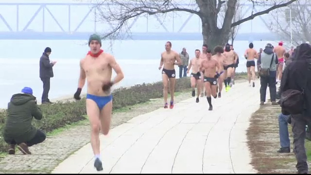 Cros în lenjerie intimă, la 5 grade Celsius, pe malul Dunării