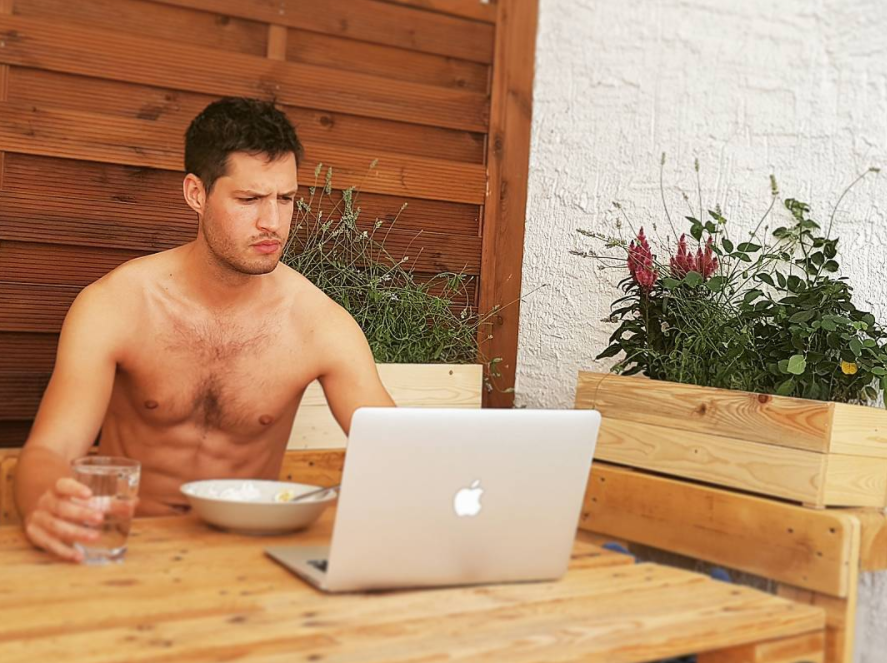 Un tânăr a vizitat 20 de orașe diferite fără să plătească cazare, cu ajutorul unei aplicații