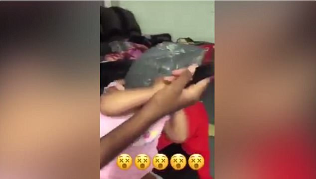 Doi părinţi din Australia şi-au torturat bebeluşul şi au postat imaginile online