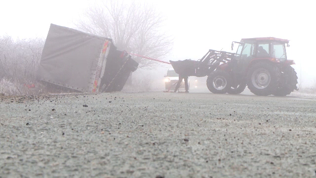 Accidente pe mai multe drumuri din vestul țării, din cauză că n-au fost deszăpezite la timp