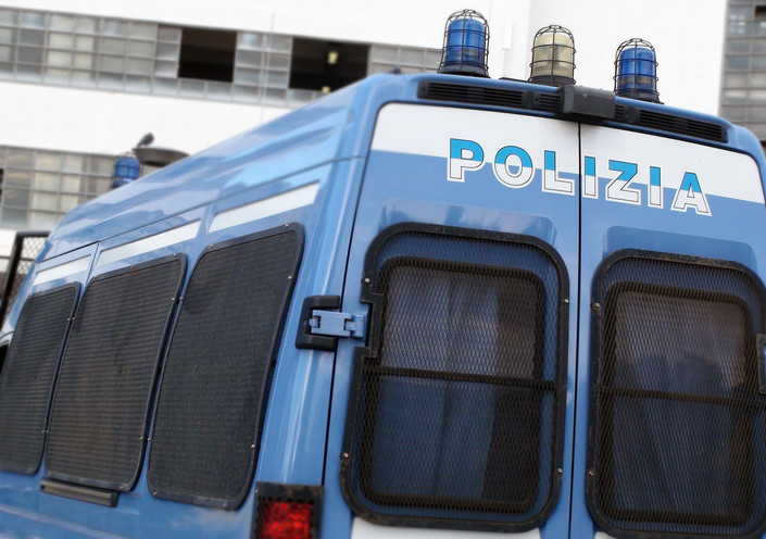 Român jefuit în Roma de un grup de migranţi periculoşi. Ce au făcut poliţiştii italieni