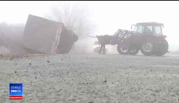 Accidente pe mai multe drumuri din vestul țării, din cauză că n-au fost deszăpezite la timp