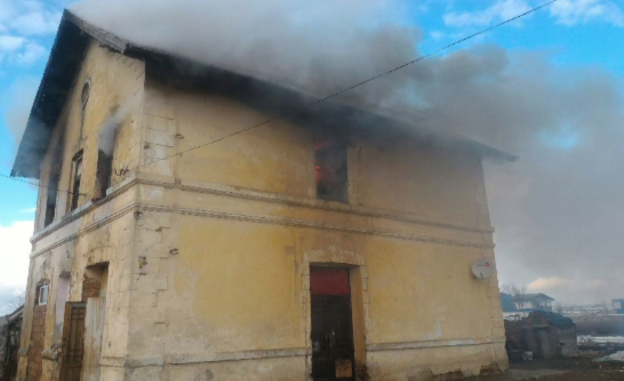 O fată de 17 ani a murit după ce locuința ei a fost cuprinsă de un incendiu