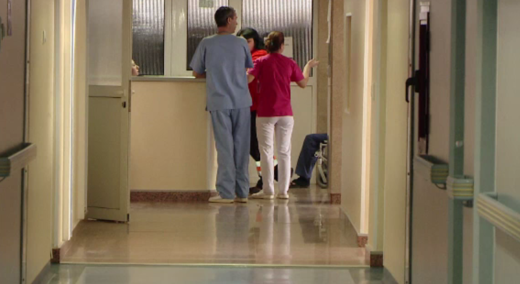 Asistentă medicală dintr-un spital din Ploiești, acuzată ca i-a rupt piciorul unei paciente