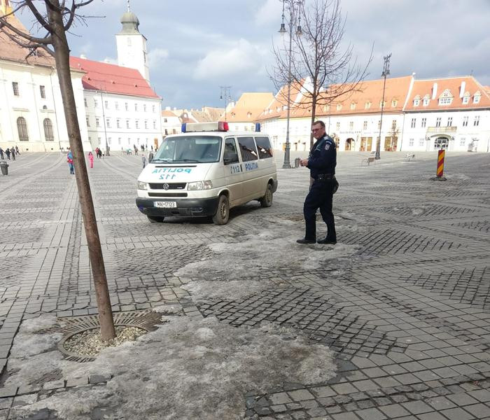 Dubă de poliţie, filmată oprind în faţa agenţiei Loto din centrul Sibiului. Ce "misiune" avea