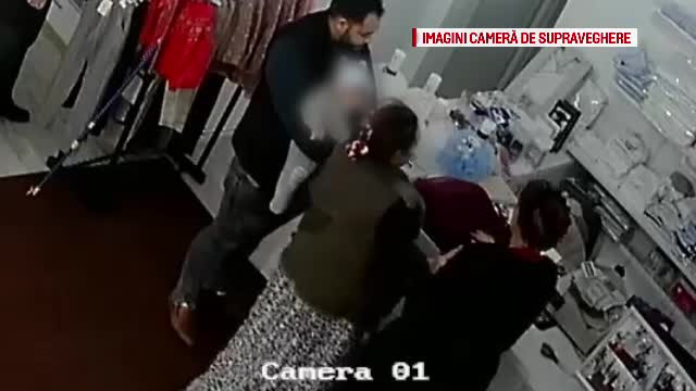 Magazin din Arad, jefuit cu ajutorul unui bebeluş. "Nu e prima dată, am avut hoţ cu copil în braţe"