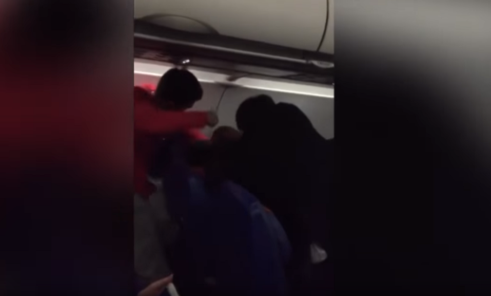 Bătaie într-un avion, după ce un pasager beat şi-a aprins o ţigară. VIDEO