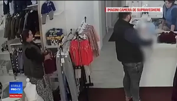 Magazin din Arad, jefuit cu ajutorul unui bebeluş. Nu e prima dată, am avut hoţ cu copil în braţe